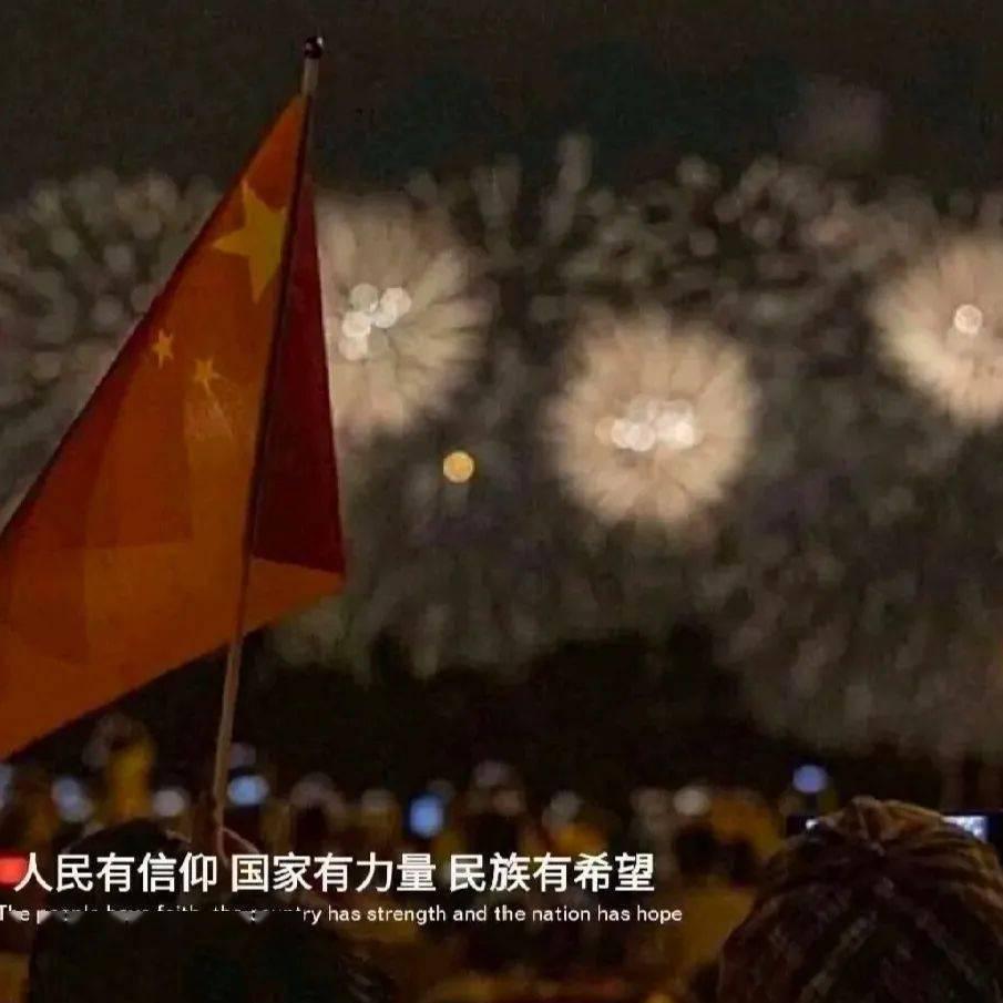 奶爸接三胞胎迟到，女儿们满脸气愤，奶爸手忙脚乱，笑翻门卫大爷