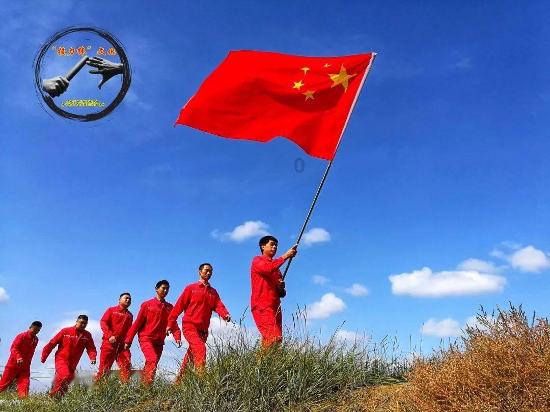 晕染短袖搭配开叉牛仔裤，穿出时尚潮流感，你觉得好看吗？游戏画面