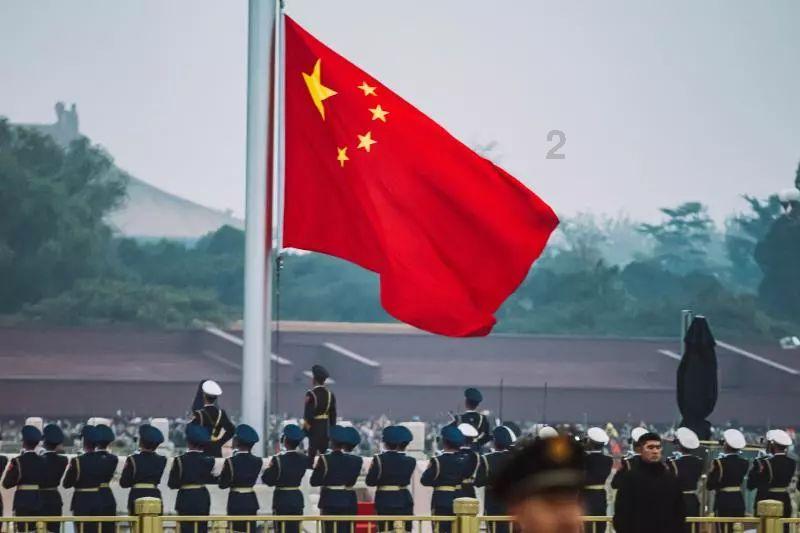 老人超市意外晕倒,售货员立即采取措施施救,热心市民帮忙打急救电话