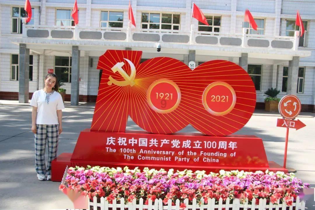 近水楼台先得月,向阳花木易为春