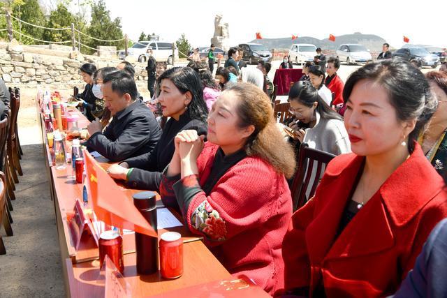 天宝收费所宜丰收费站 小车故障滞留收费站 “高速映山红”服务不打烊