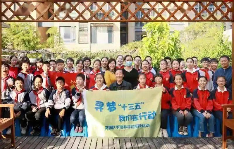 巡防员舍身上前搭救横穿铁轨老人