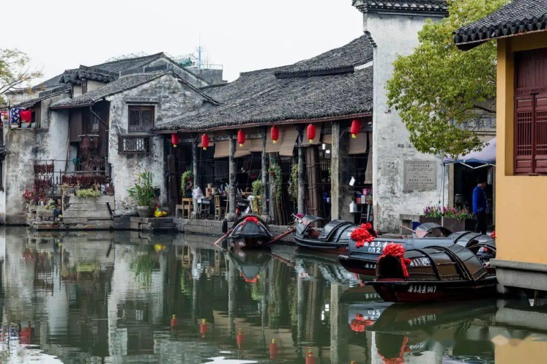 婴儿车不慎滑入水中，河道保洁员30秒火速救人