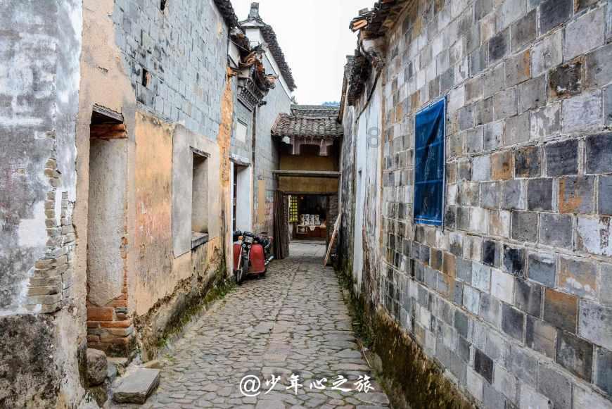 我中间两颗门牙黑了，医生给我打了洞，感觉酸软无力